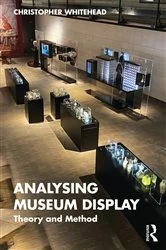 Book cover of Analysing Museum Display by Christopher Whitehead