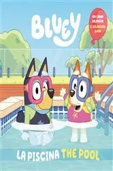 Book cover of Bluey: The Pool/La piscina (Bilingual English-Spanish Edition) by Penguin Young Readers Licenses