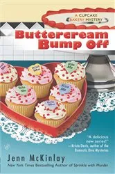 Book cover of Buttercream Bump Off by Jenn McKinlay