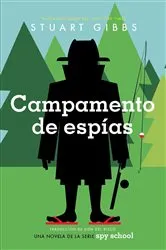 Book cover of Campamento de espías (Spy Camp) by Stuart Gibbs