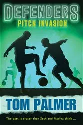 Book cover of Defenders (3) – Pitch Invasion by Tom Palmer