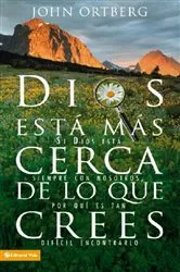 Book cover of Dios está más cerca de lo que crees by John Ortberg
