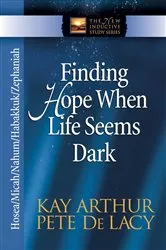Book cover of Finding Hope When Life Seems Dark by Kay Arthur