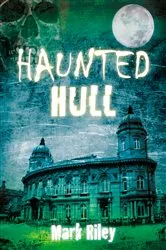 Book cover of Haunted Hull by Mark Riley