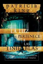 Book cover of La luz pertenece a las tinieblas by Patricia King