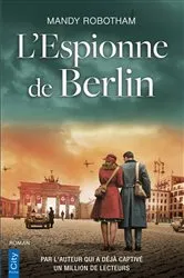 Book cover of L'espionne de Berlin by Mandy Robotham