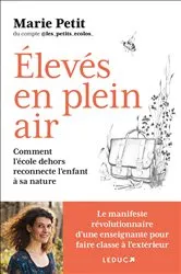 Book cover of Élevés en plein air : Comment l'école dehors reconnecte l'enfant à la nature by Marie Petit
