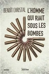 Book cover of L'homme qui riait sous les bombes by Benoît Christal