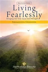 Book cover of Living Fearlessly by Paramahansa Yogananda