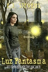 Book cover of Luz Fantasma by E.J. Stevens