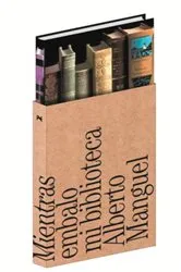 Book cover of Mientras embalo mi biblioteca by Alberto Manguel