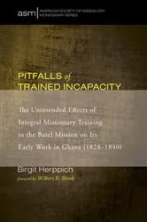 Book cover of Pitfalls of Trained Incapacity by Birgit Herppich