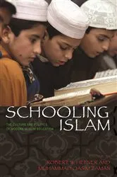 Book cover of Schooling Islam by Robert W. Hefner