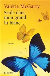 Book cover of Seule dans mon grand lit blanc by Valérie Mc Garry