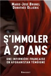 Book cover of S'immoler à vingt ans, une infirmière française en Afghanistan témoigne by Marie-José Brunel