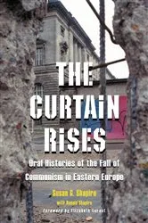 Book cover of The Curtain Rises by Susan G. Shapiro