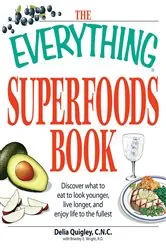 Book cover of The Everything Superfoods Book by Delia Quigley