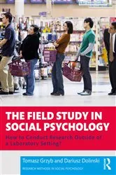 Book cover of The Field Study in Social Psychology by Tomasz Grzyb