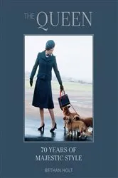 Book cover of The Queen: 70 years of Majestic Style by Bethan Holt