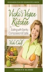 Book cover of Vicki's Vegan Kitchen by Vicki Chelf