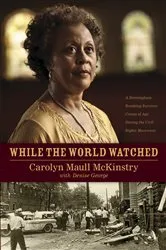 Book cover of While the World Watched by Carolyn McKinstry
