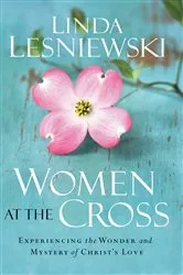 Book cover of Women at the Cross by Linda Lesniewski